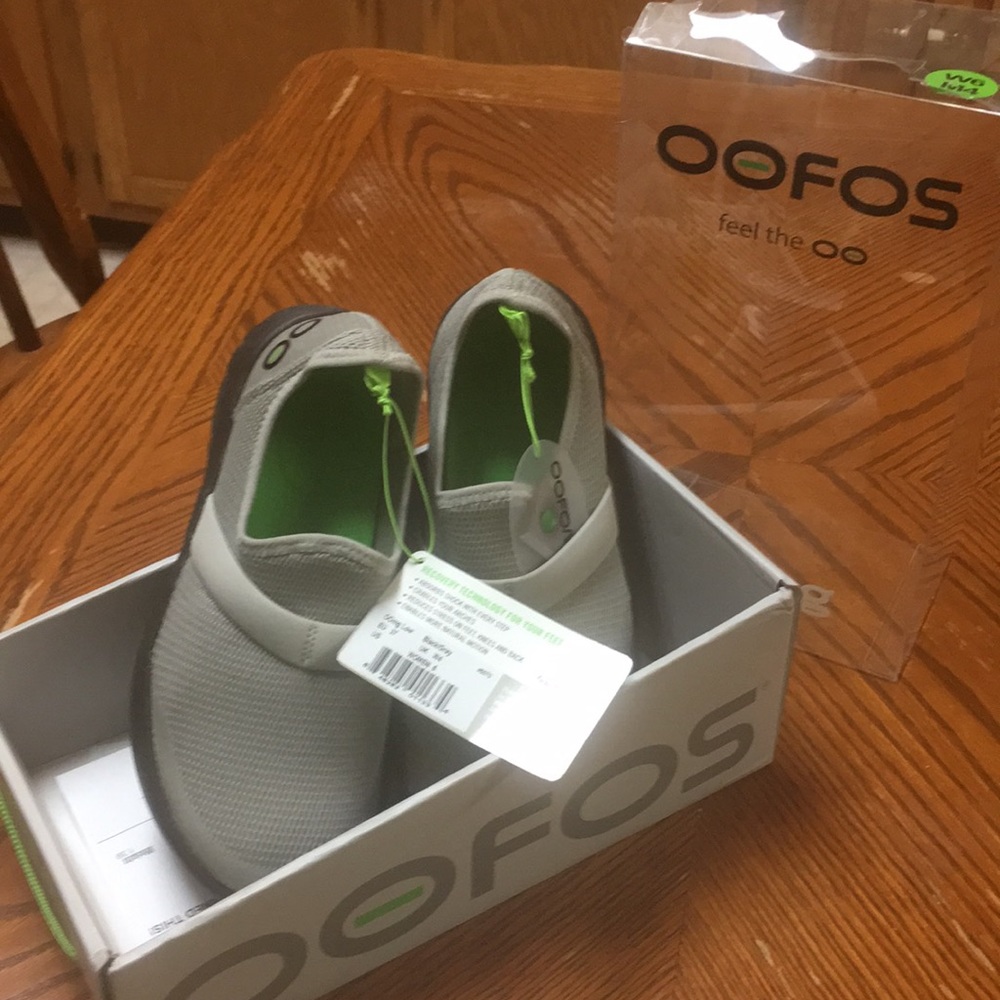 NWT Oofos size 6 SLIDE ON GRAY w black bottom
